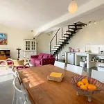 Amazing In With Garden דירה