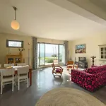 Amazing In With Garden דירה *
