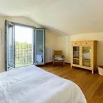 Amazing In With Garden דירה