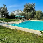 Amazing In With Garden דירה