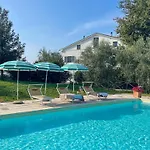Amazing In With Garden דירה *